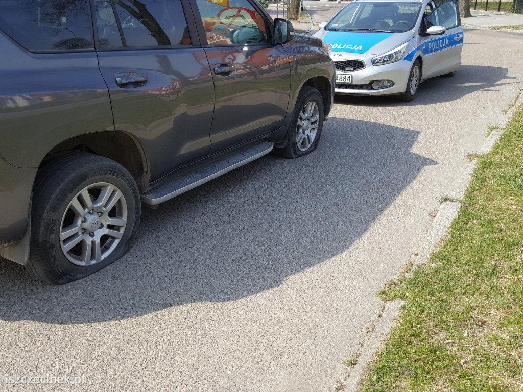 Dostawczak zajechał terenówce drogę