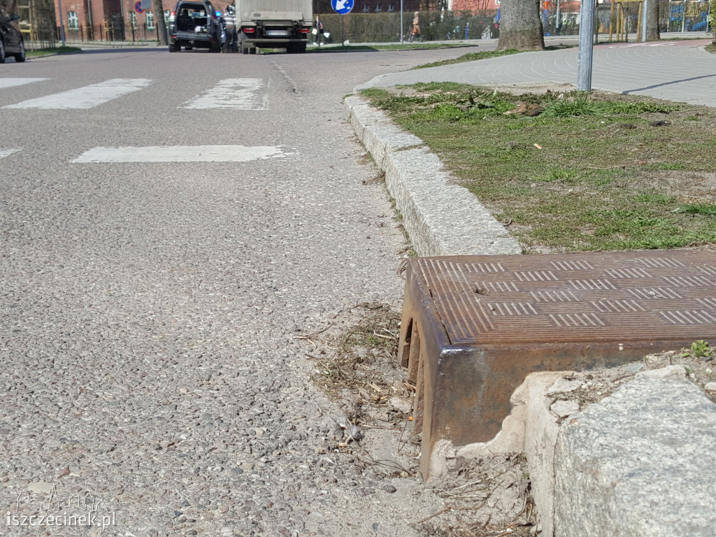 Dostawczak zajechał terenówce drogę