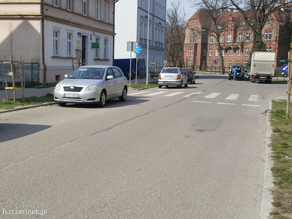 Dostawczak zajechał terenówce drogę