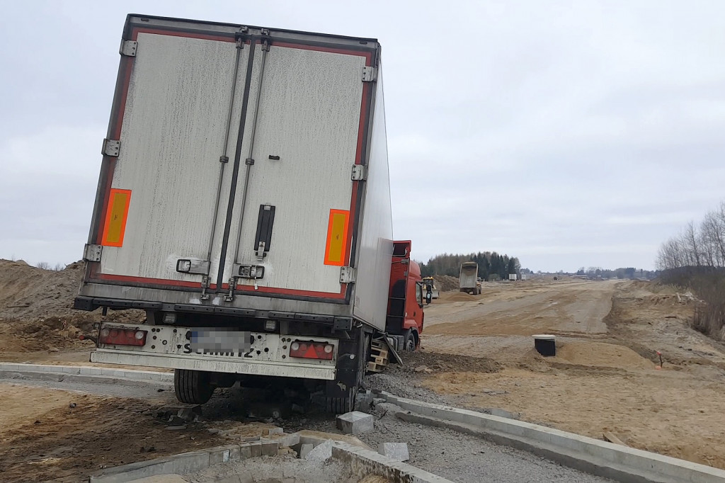 Ciężarówka wpadła na budowę ronda