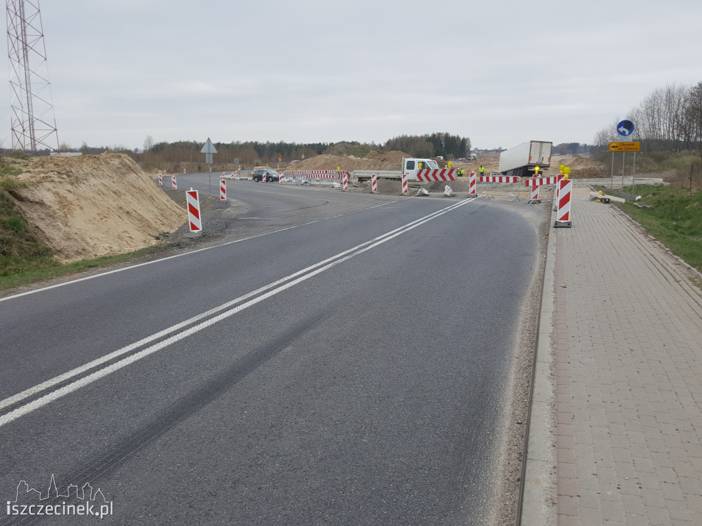 Ciężarówka wpadła na budowę ronda