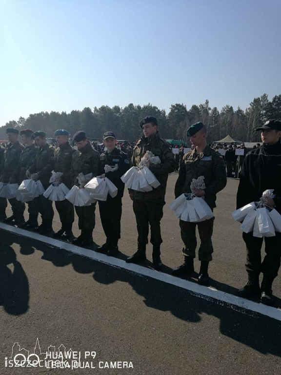 Biegali, strzelali i rzucali granatem