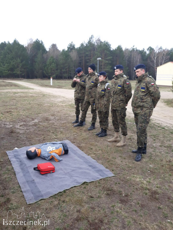 Biegali, strzelali i rzucali granatem