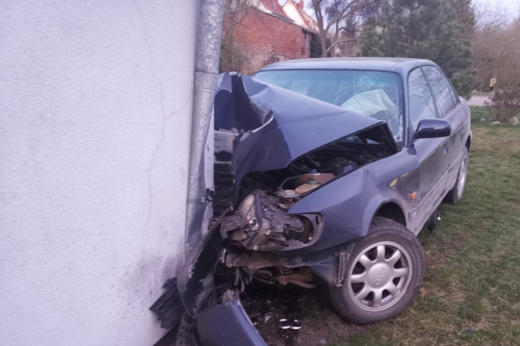 Audi wbiło się w budynek