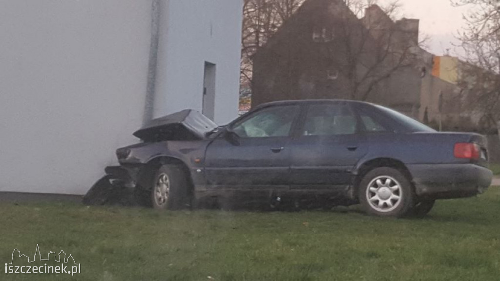 Audi wbiło się w budynek