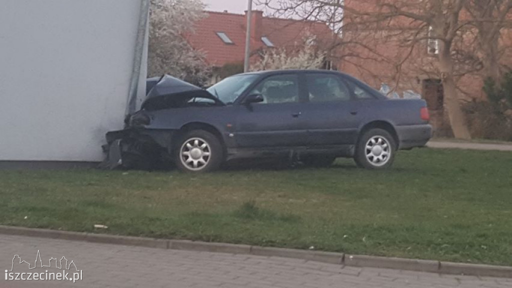 Audi wbiło się w budynek