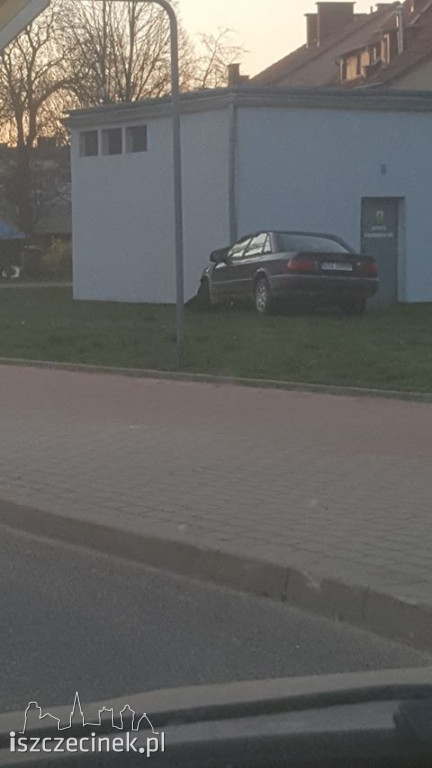 Audi wbiło się w budynek