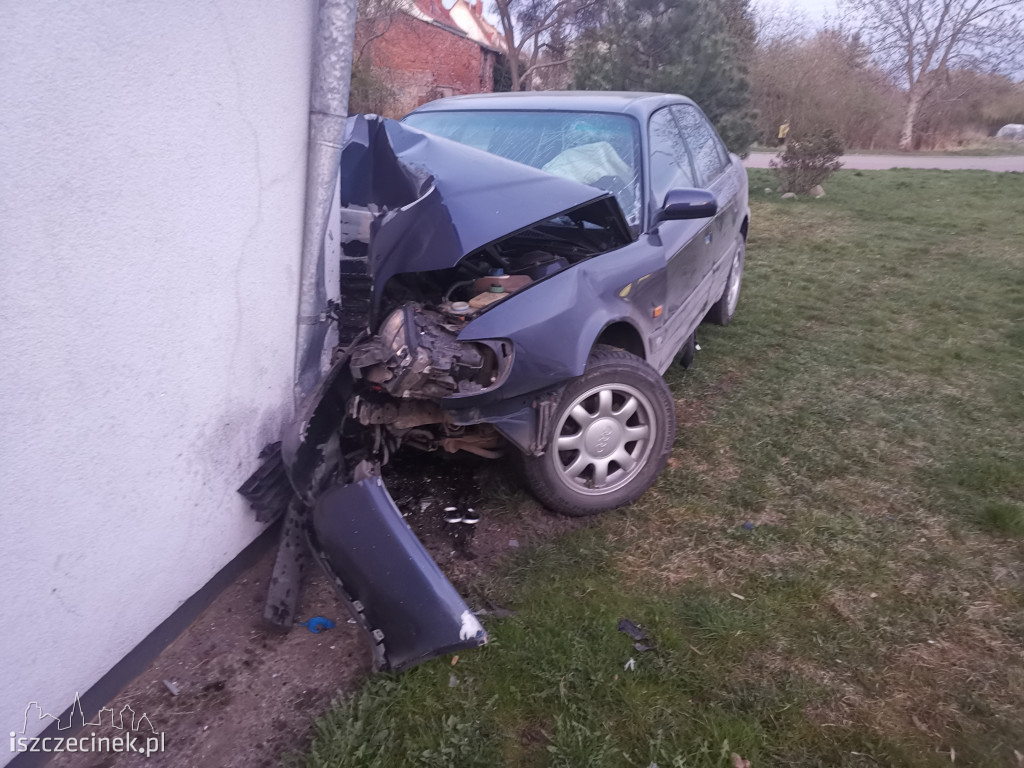 Audi wbiło się w budynek
