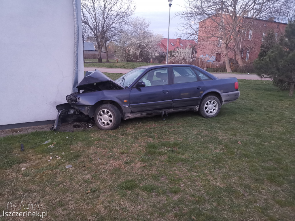 Audi wbiło się w budynek