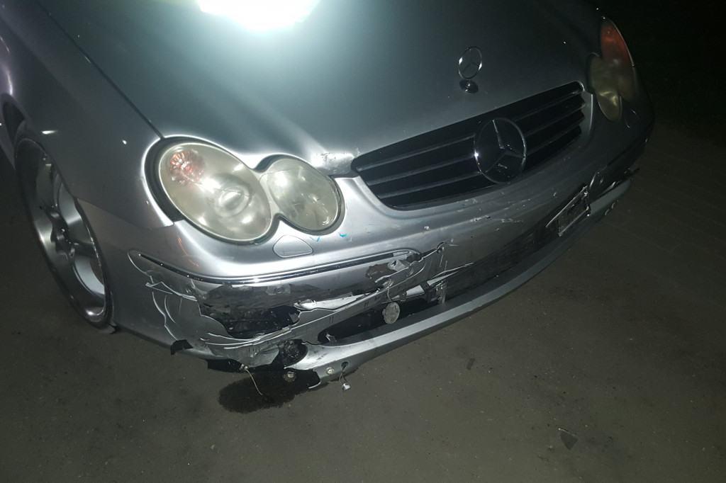 Kolizja przy basenie. Zderzenie mercedesa z VW