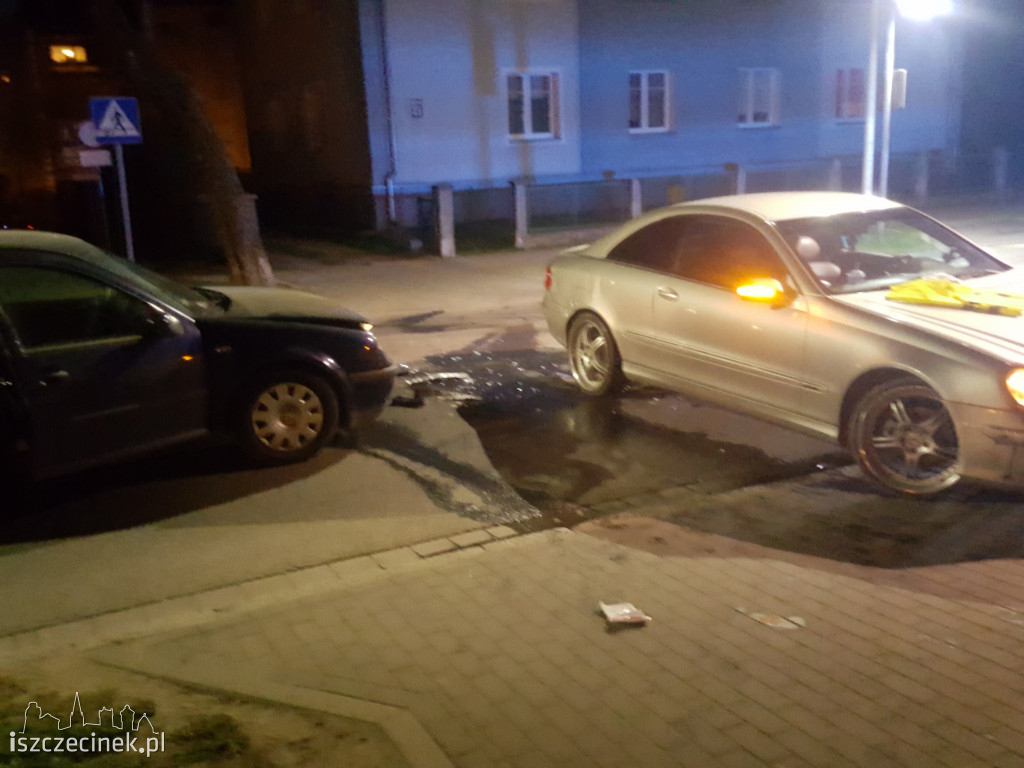 Kolizja przy basenie. Zderzenie mercedesa z VW