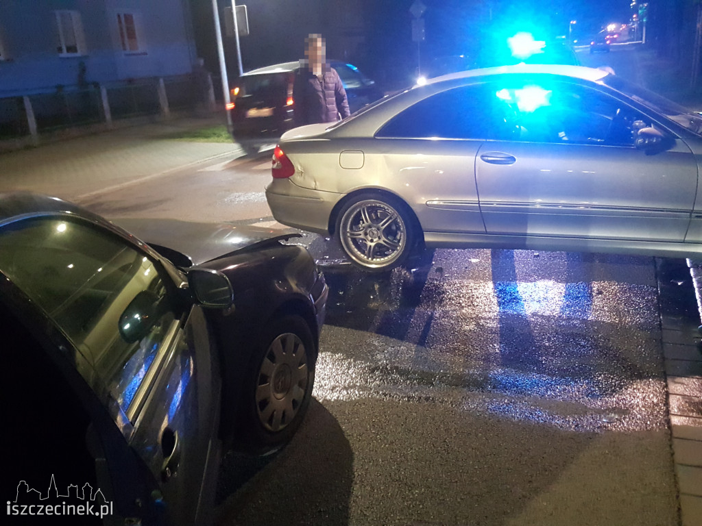 Kolizja przy basenie. Zderzenie mercedesa z VW