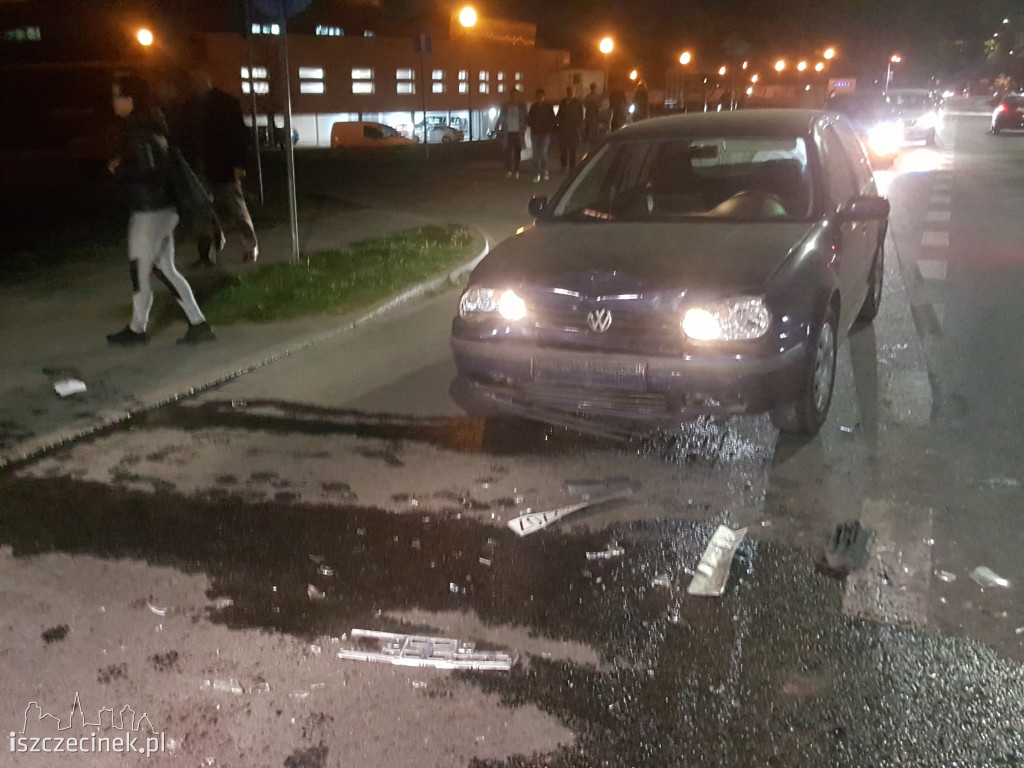 Kolizja przy basenie. Zderzenie mercedesa z VW