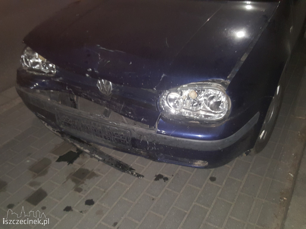 Kolizja przy basenie. Zderzenie mercedesa z VW