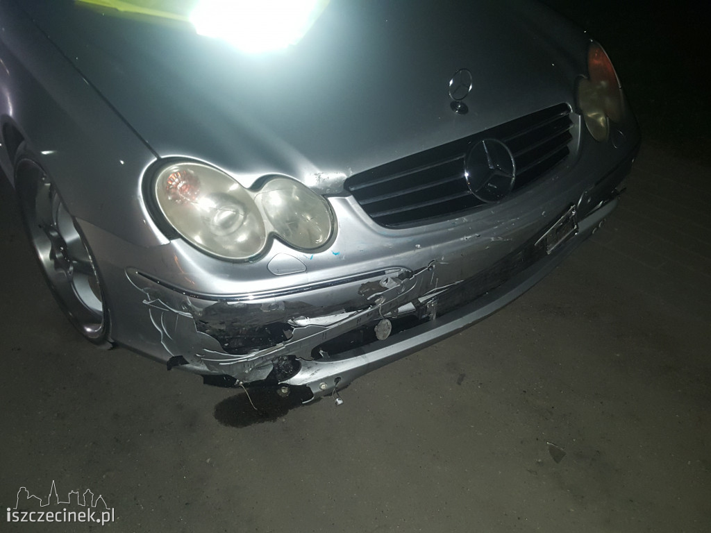 Kolizja przy basenie. Zderzenie mercedesa z VW