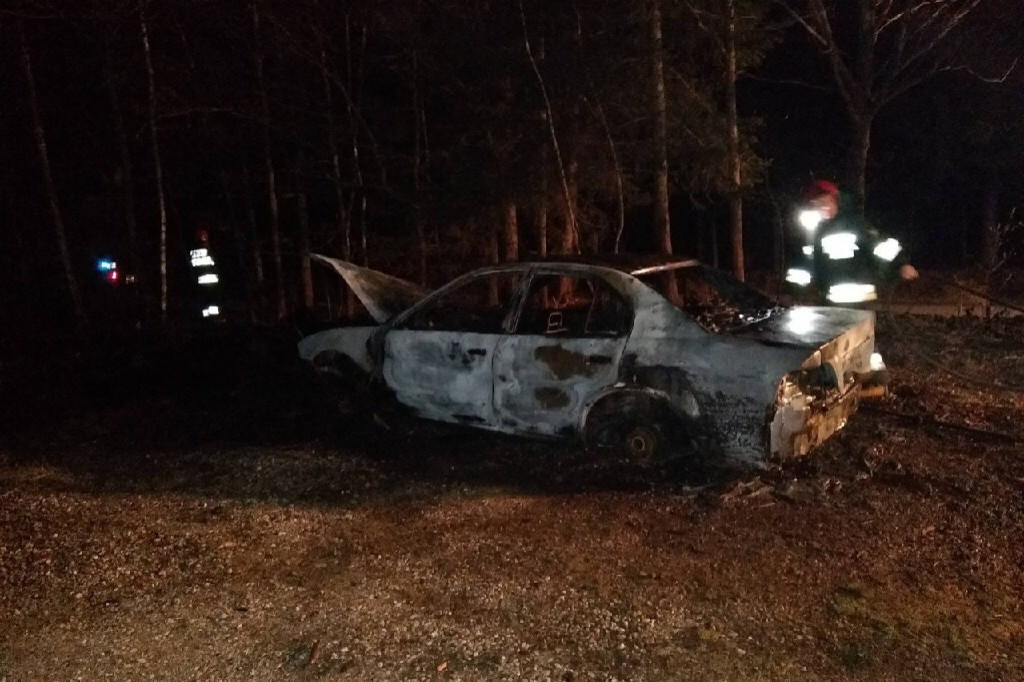 W nocy doszczętnie spłonął samochód FOTO 2 iszczecinek.pl