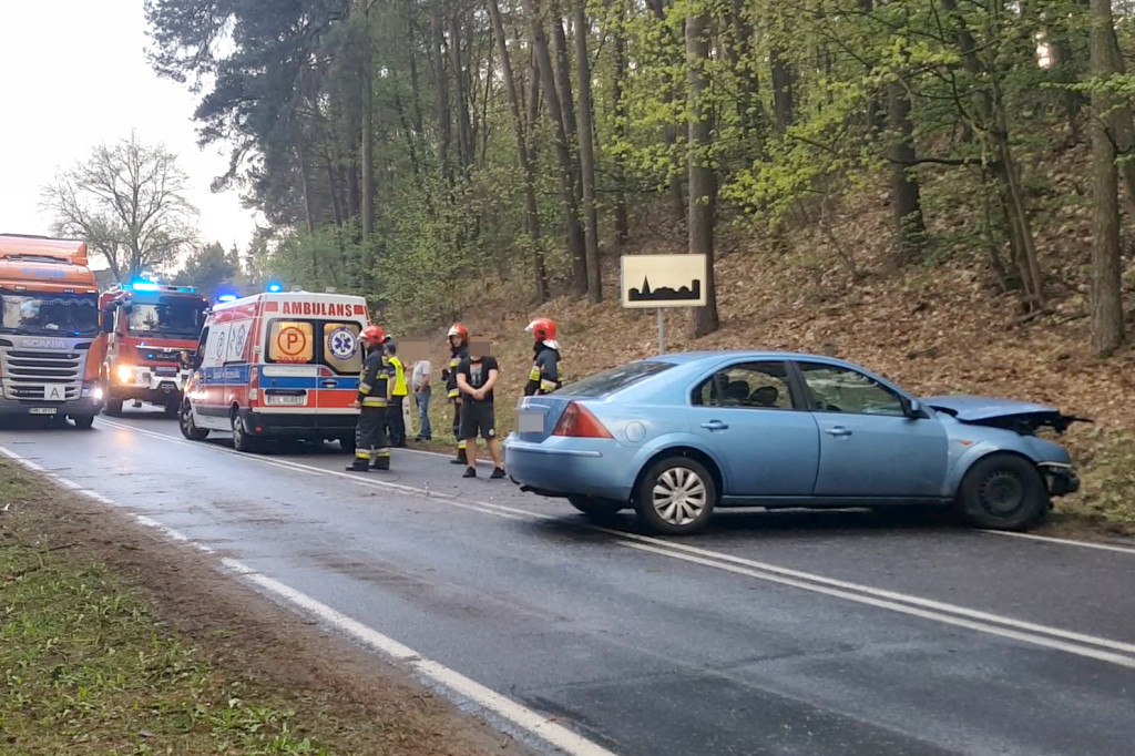 Wypadek na DK-20. Ford uderzył w drzewo