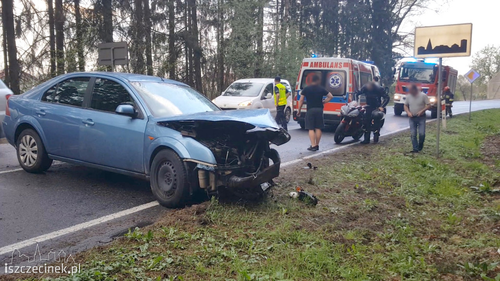 Wypadek na DK-20. Ford uderzył w drzewo