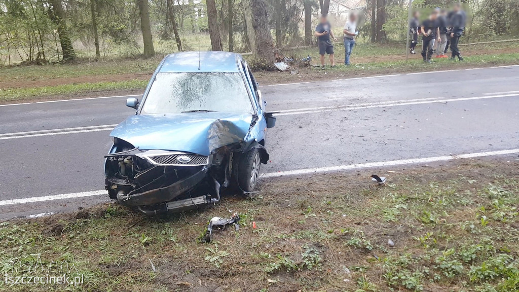 Wypadek na DK-20. Ford uderzył w drzewo