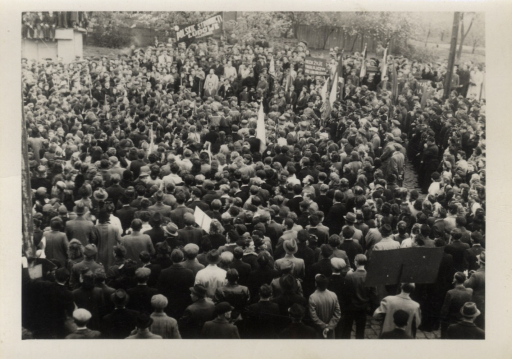 Manifestacja podczas obchodów Święta 3 Maja w Szczecinku w 1946