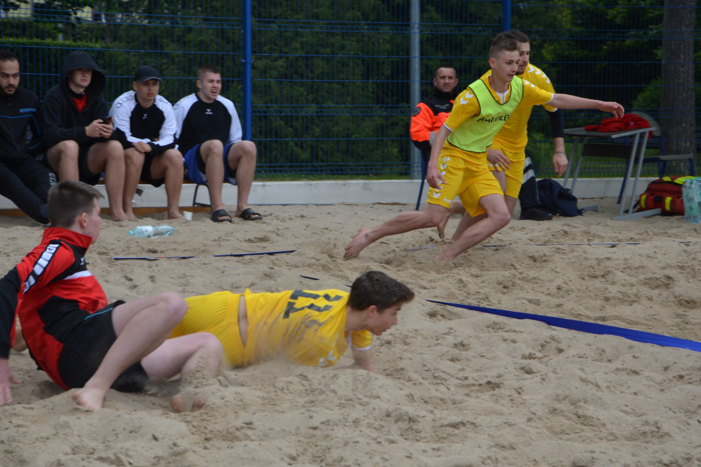 Grali w ręczną na plaży