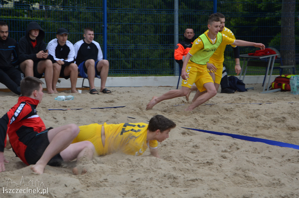 Grali w ręczną na plaży