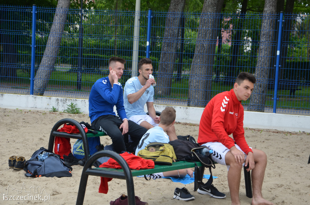 Grali w ręczną na plaży