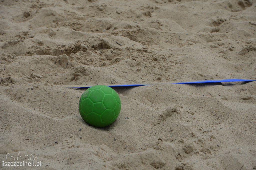 Grali w ręczną na plaży