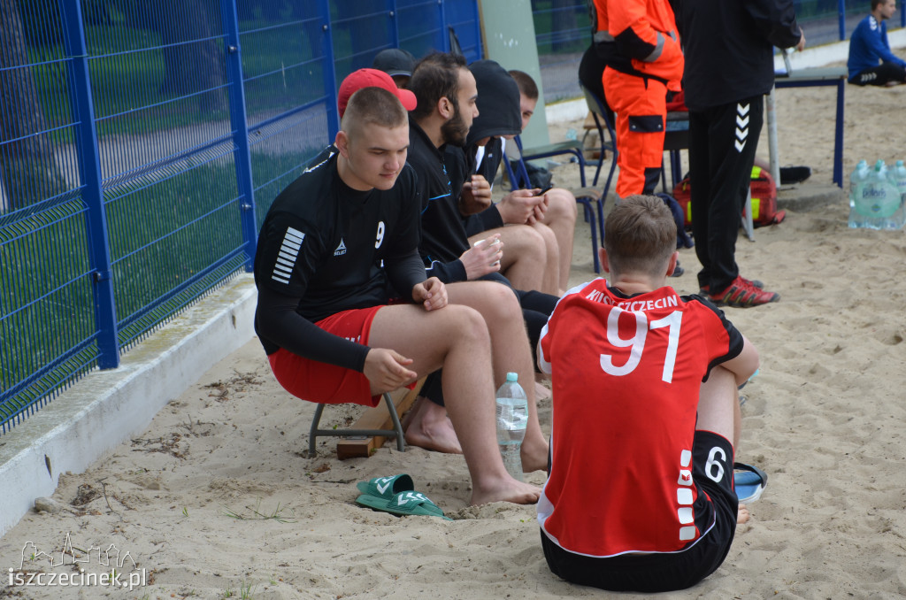 Grali w ręczną na plaży