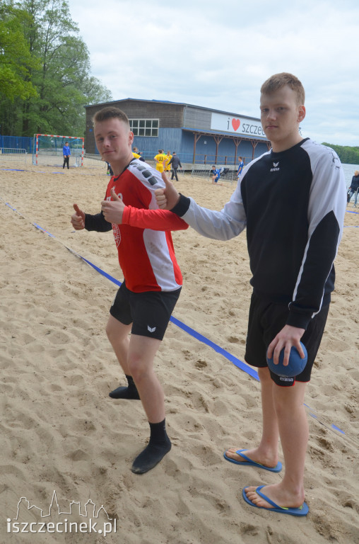 Grali w ręczną na plaży