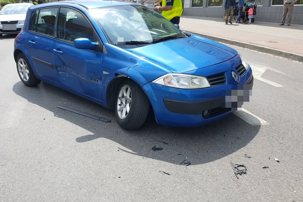 Zderzenie dwóch samochodów na głównej ulicy. Sprawczyni uciekła