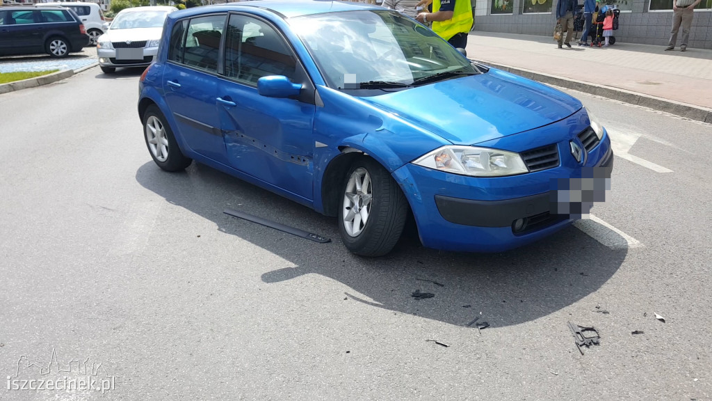 Zderzenie dwóch samochodów na głównej ulicy. Sprawczyni uciekła