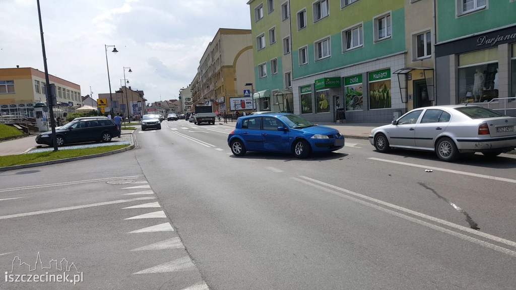 Zderzenie dwóch samochodów na głównej ulicy. Sprawczyni uciekła