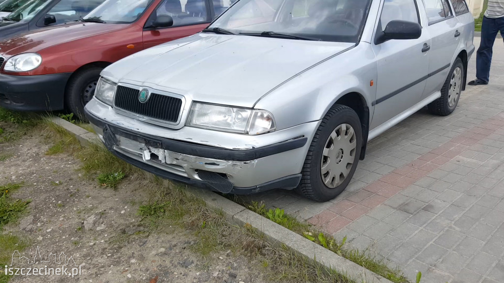 Zderzenie dwóch samochodów na głównej ulicy. Sprawczyni uciekła