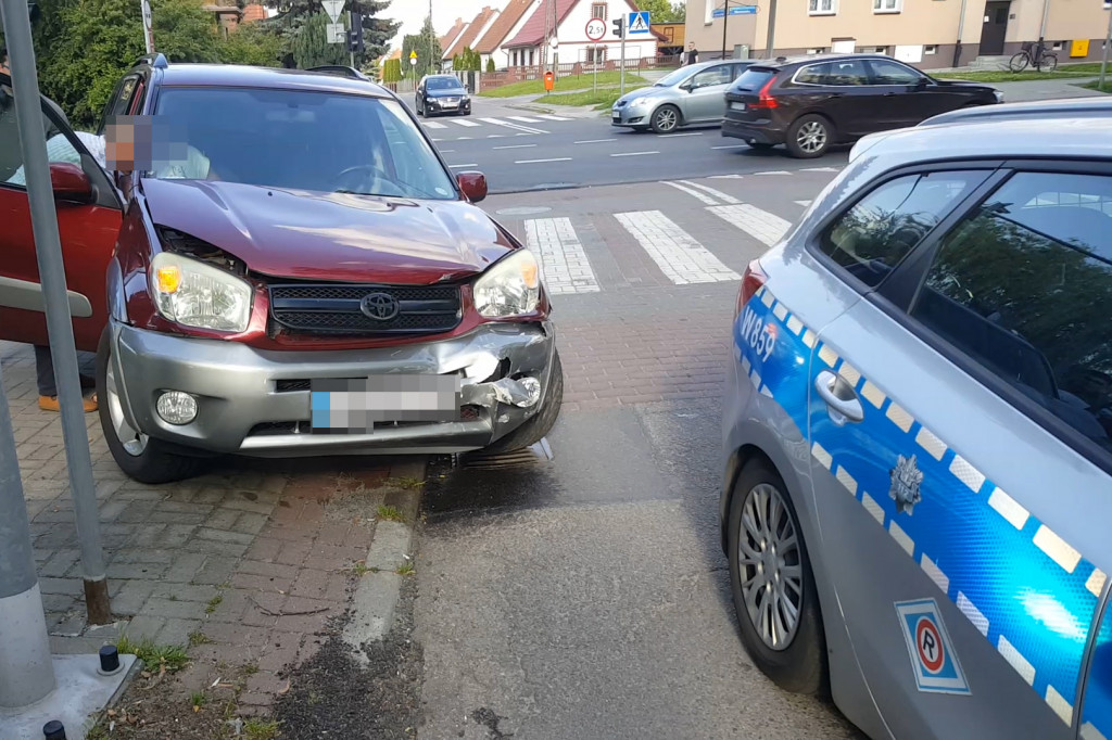 Wjechała na skrzyżowanie na czerwonym świetle. Zderzyła się z toyotą