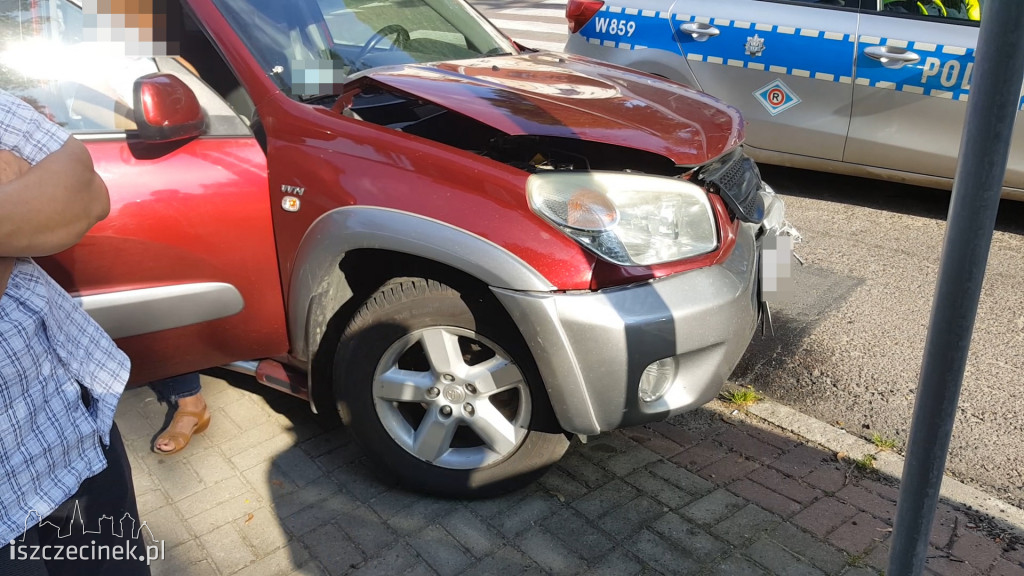 Wjechała na skrzyżowanie na czerwonym świetle. Zderzyła się z toyotą