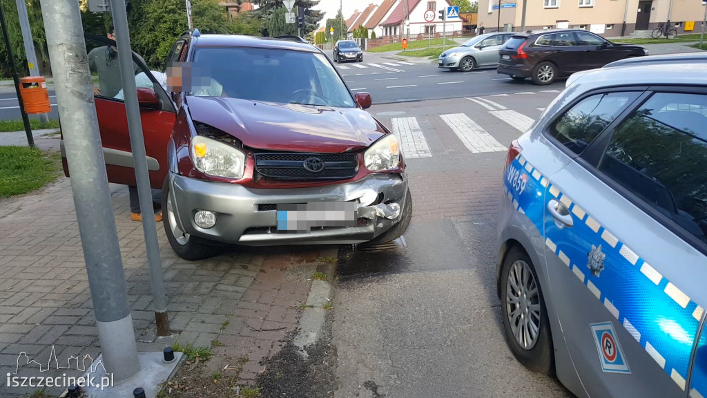 Wjechała na skrzyżowanie na czerwonym świetle. Zderzyła się z toyotą