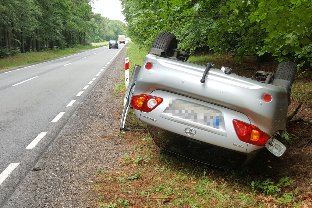 Toyota dachowała na DK-20. Samochodem jechały dwie starsze osoby