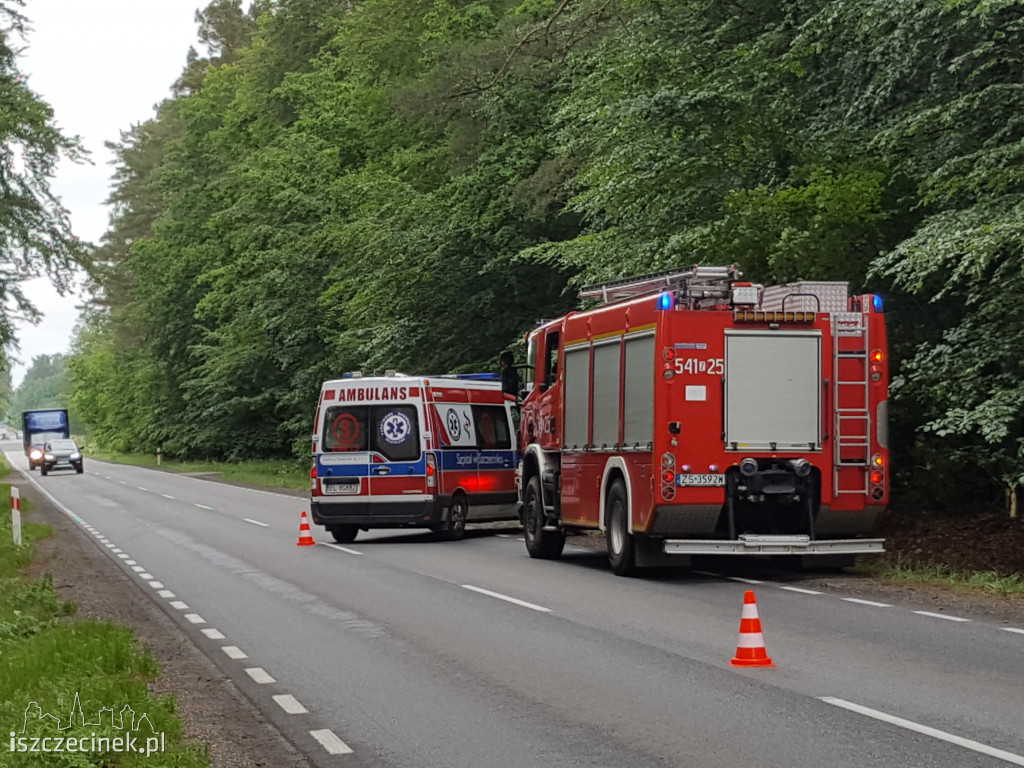 Toyota dachowała na DK-20. Samochodem jechały dwie starsze osoby