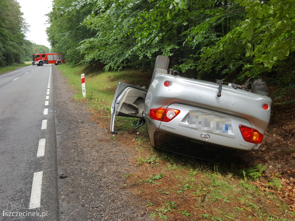 Toyota dachowała na DK-20. Samochodem jechały dwie starsze osoby