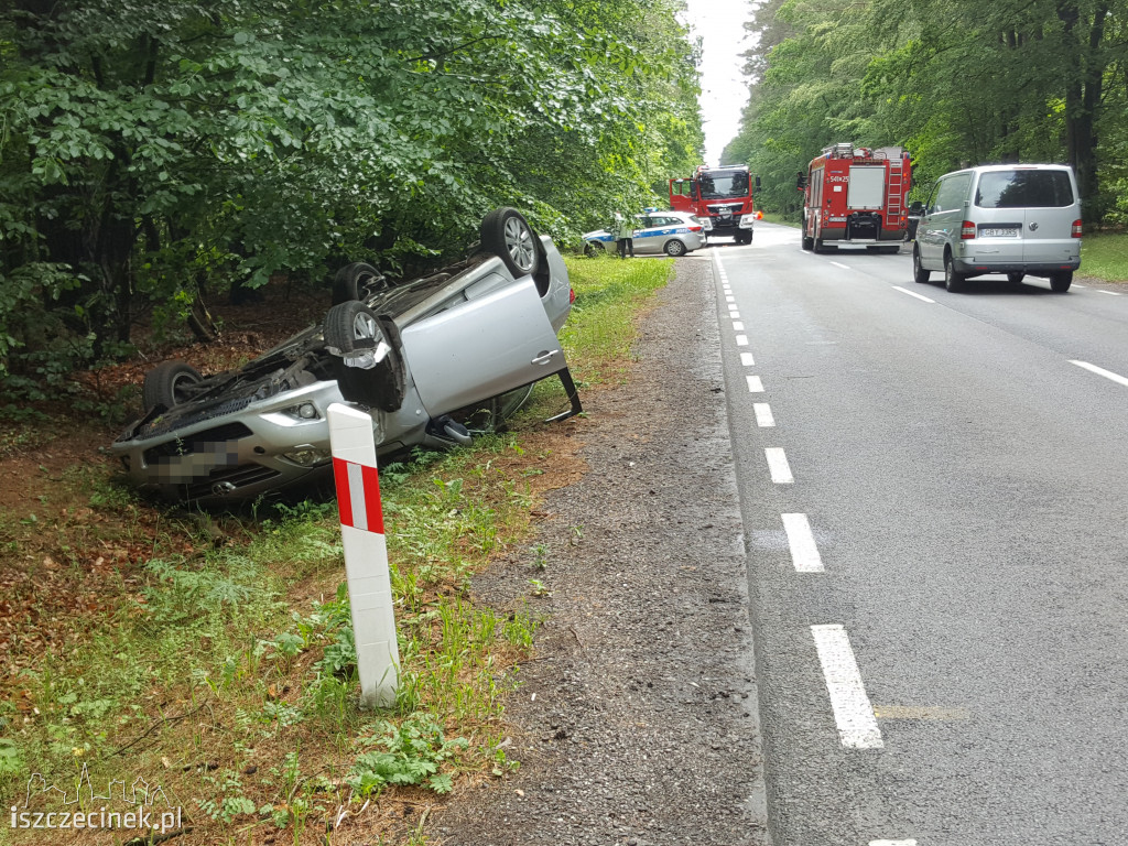 Toyota dachowała na DK-20. Samochodem jechały dwie starsze osoby