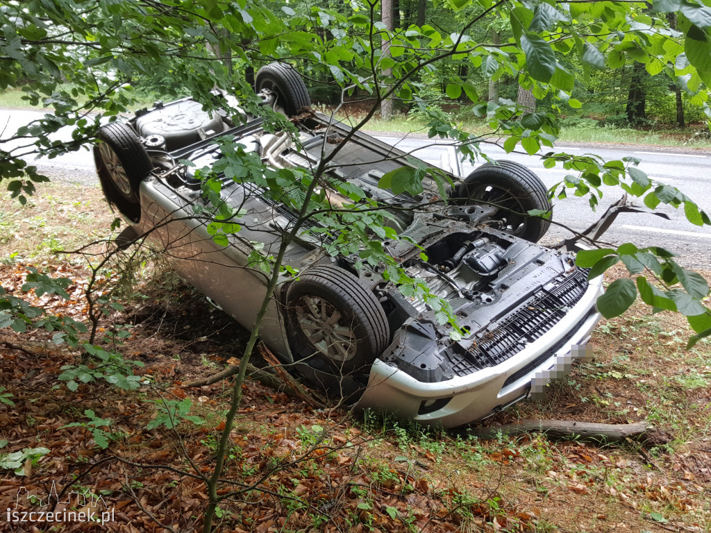 Toyota dachowała na DK-20. Samochodem jechały dwie starsze osoby