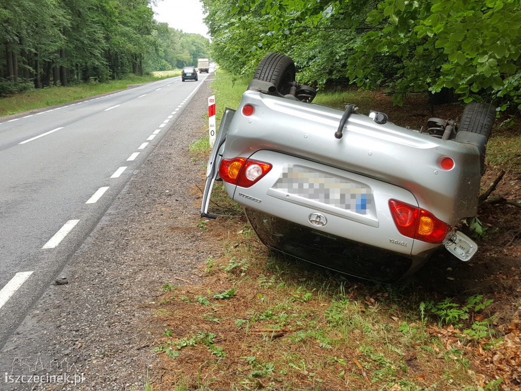 Toyota dachowała na DK-20. Samochodem jechały dwie starsze osoby