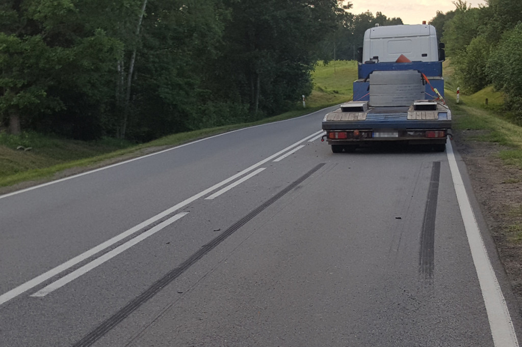 Kolizja ciężarówki z osobówką na DK-11