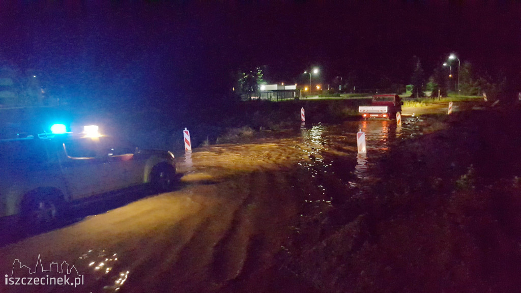 Pozalewane garaże, piwnice, powalone drzewa i podtopienia, czyli krajobraz po burzy