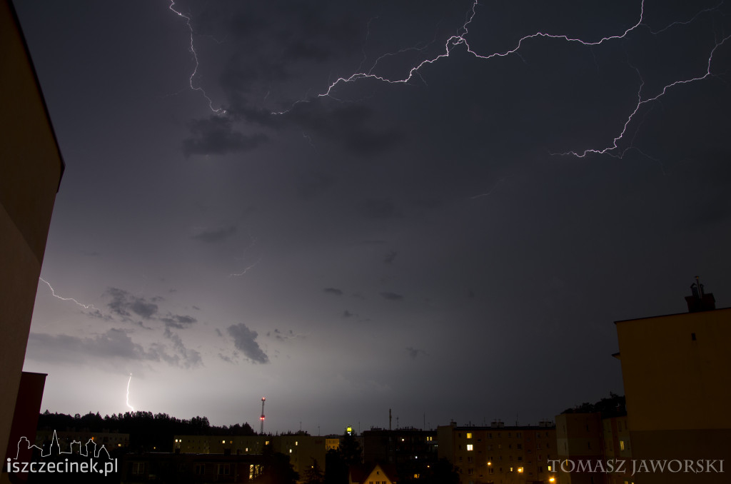 Nocna burza w Szczecinku. Zdjęcia Tomasza Jaworskiego