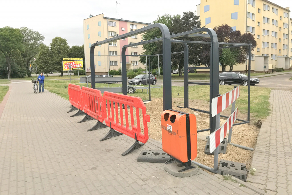 Montują kolejne wiaty przystankowe. Zdążą na czas?