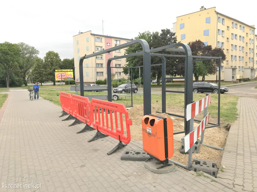 Montują kolejne wiaty przystankowe. Zdążą na czas?
