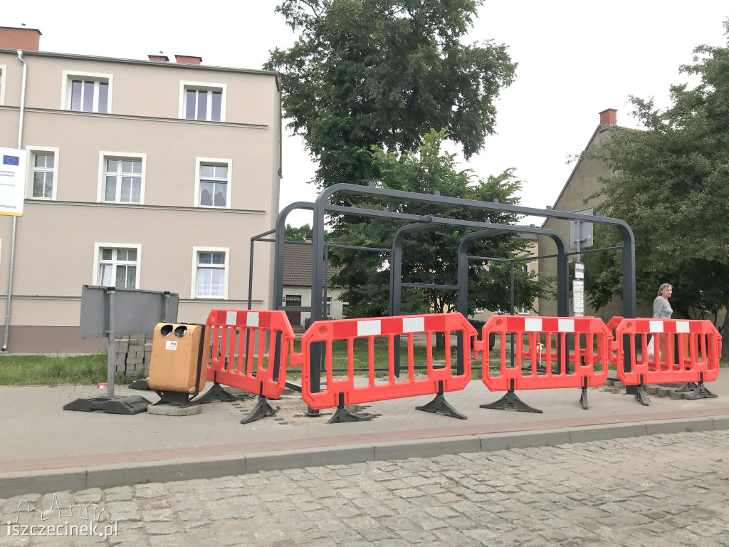 Montują kolejne wiaty przystankowe. Zdążą na czas?