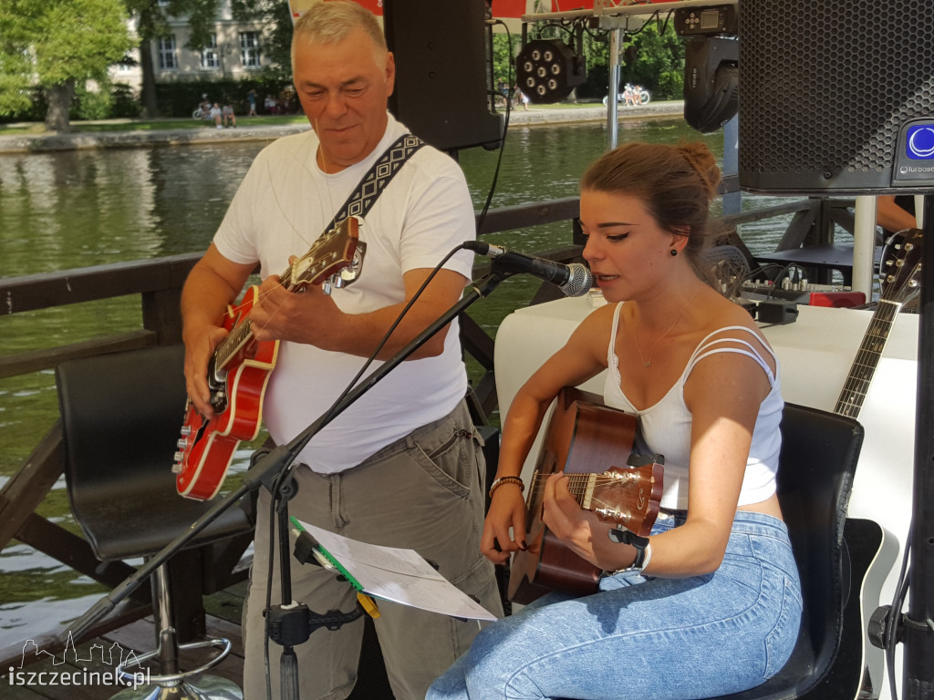 Muzyczny Pomost, czyli wspólne granie na gitarach nad Trzesieckiem